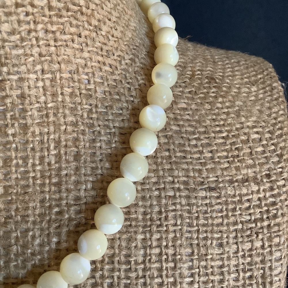 Genuine mother of pearl beaded necklace. - Picture 6 of 7